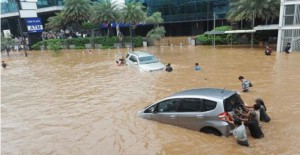 Banjir di Bundaran HI pada awal tahun 2013 merupakan salah satu yang mencekam.